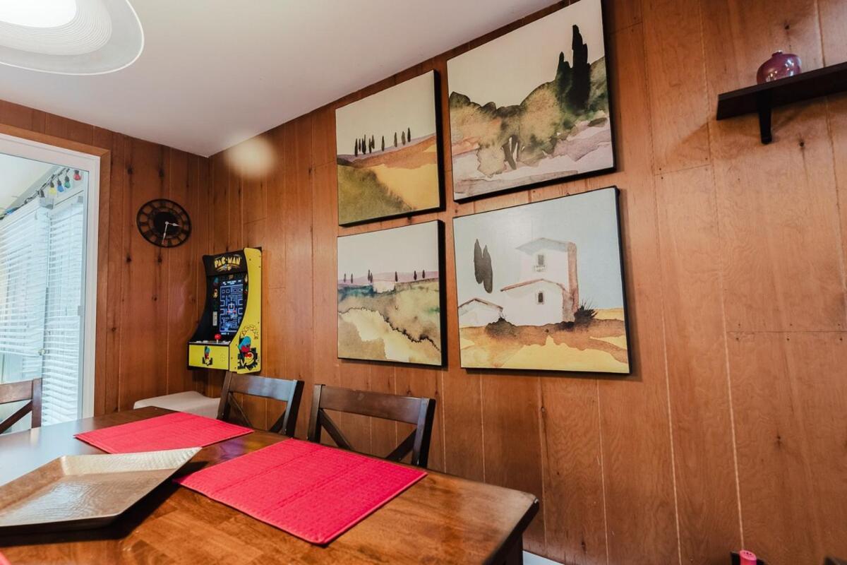 Holiday home Arrowheadlake,videogames,fireplace,firepit,grill