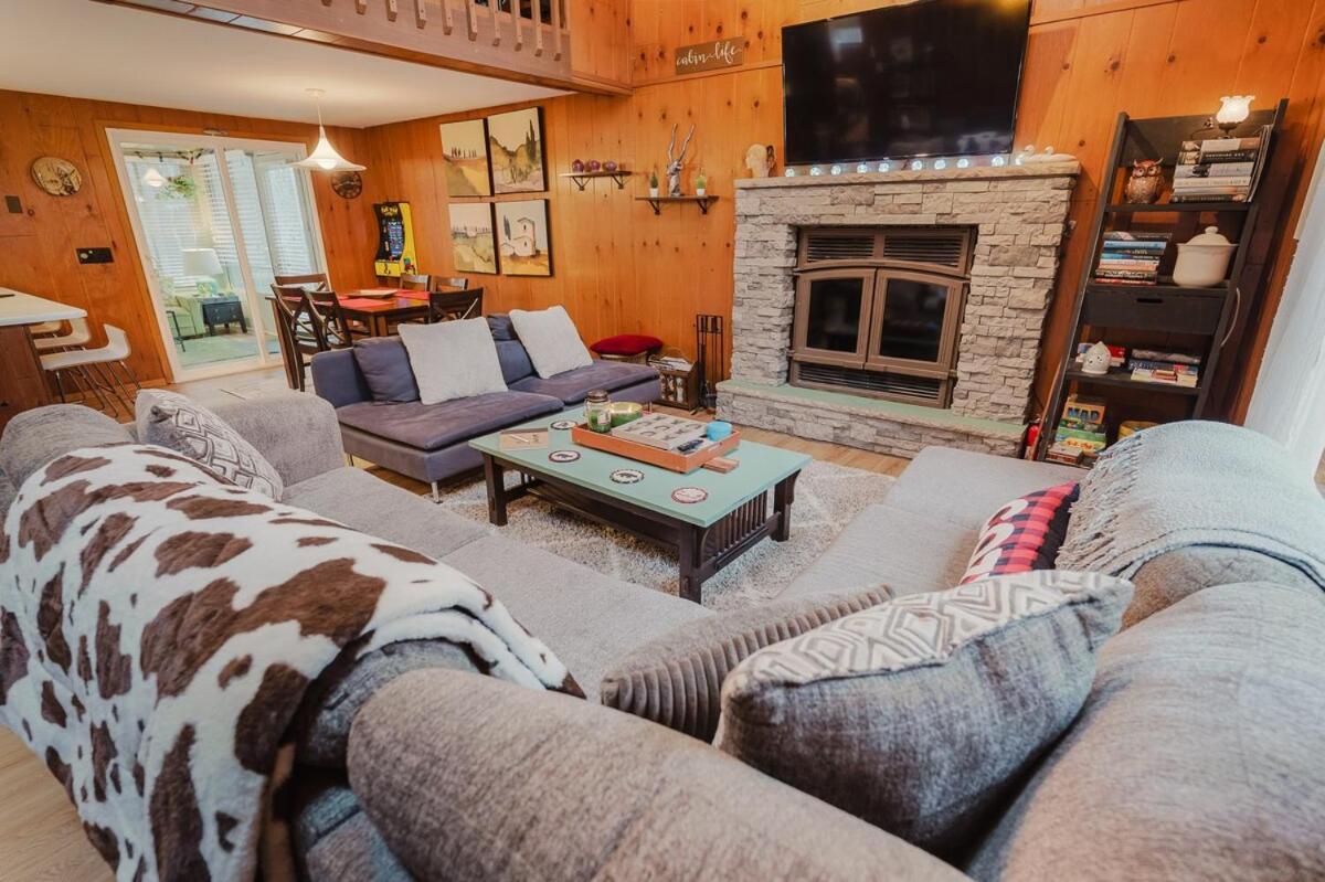 Holiday home Arrowheadlake,videogames,fireplace,firepit,grill